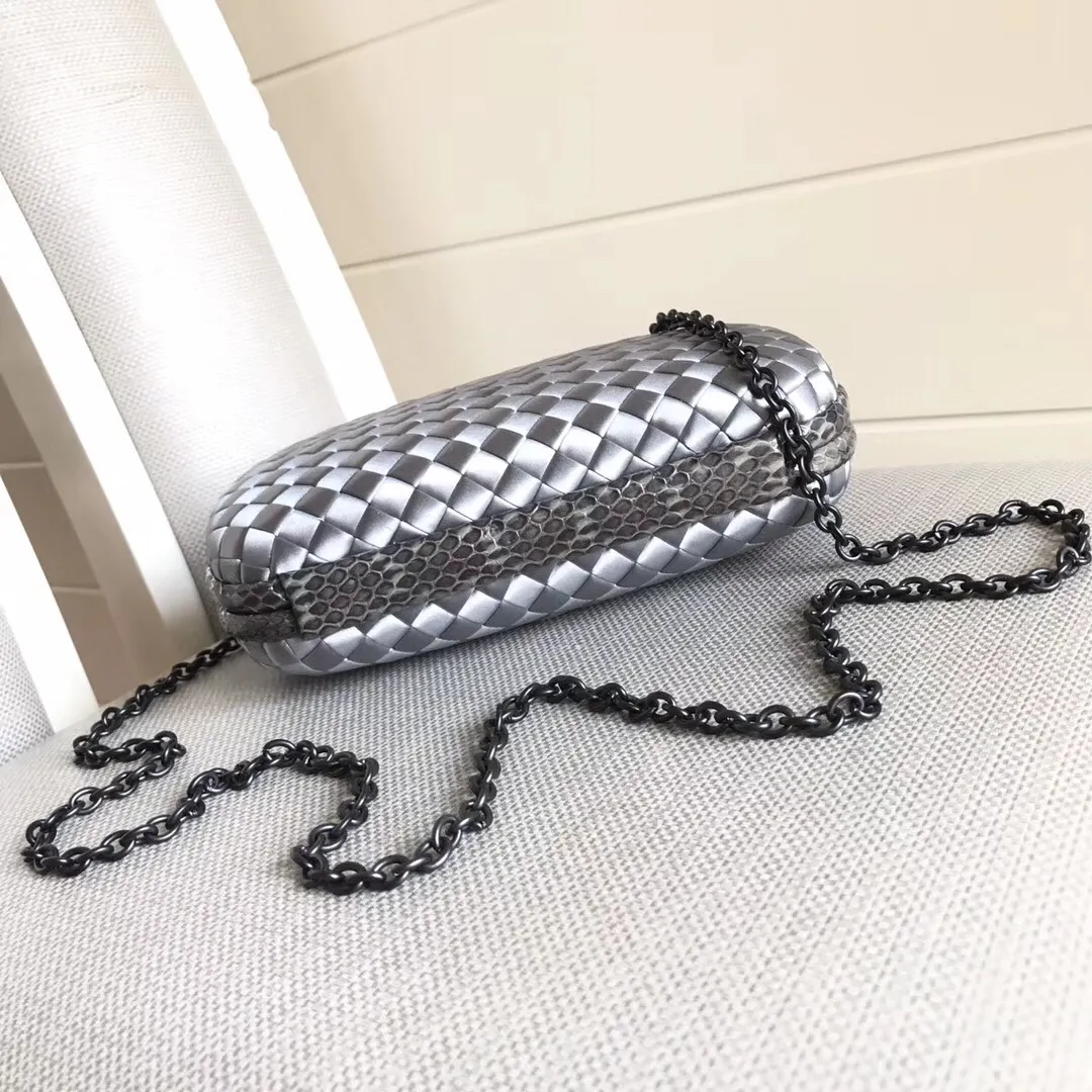 Model 8651 The popular Knot clutch ~ is made of exquisite Japanese silk fabric with freshwater snakeskin piping. It looks elegant when worn cross-body or in the hand. Petite girls can also handle it. It can hold 2 iPhone X phones. Size: 20cm*12cm M56530
